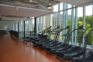Vochtbeheersing in sportfaciliteiten: sporters trainen in gezonde omgeving met optimale luchtvochtigheid